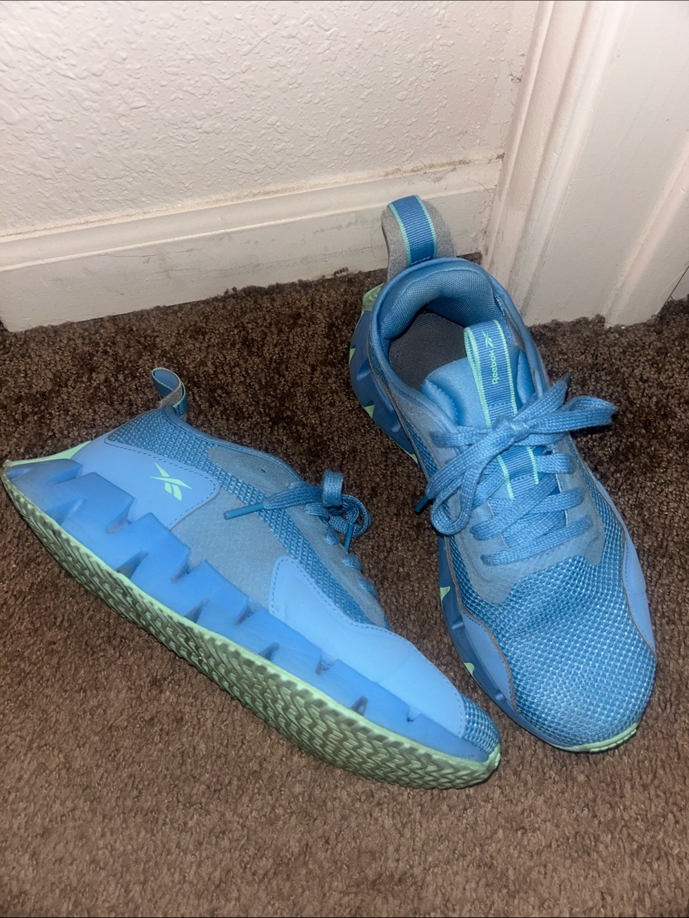 Tennis shoes